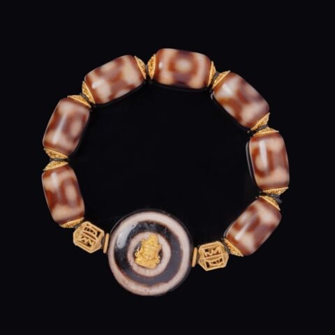 Sacred Agate Totem Bracelet – Golden Deity Seal & Tibetan Protection