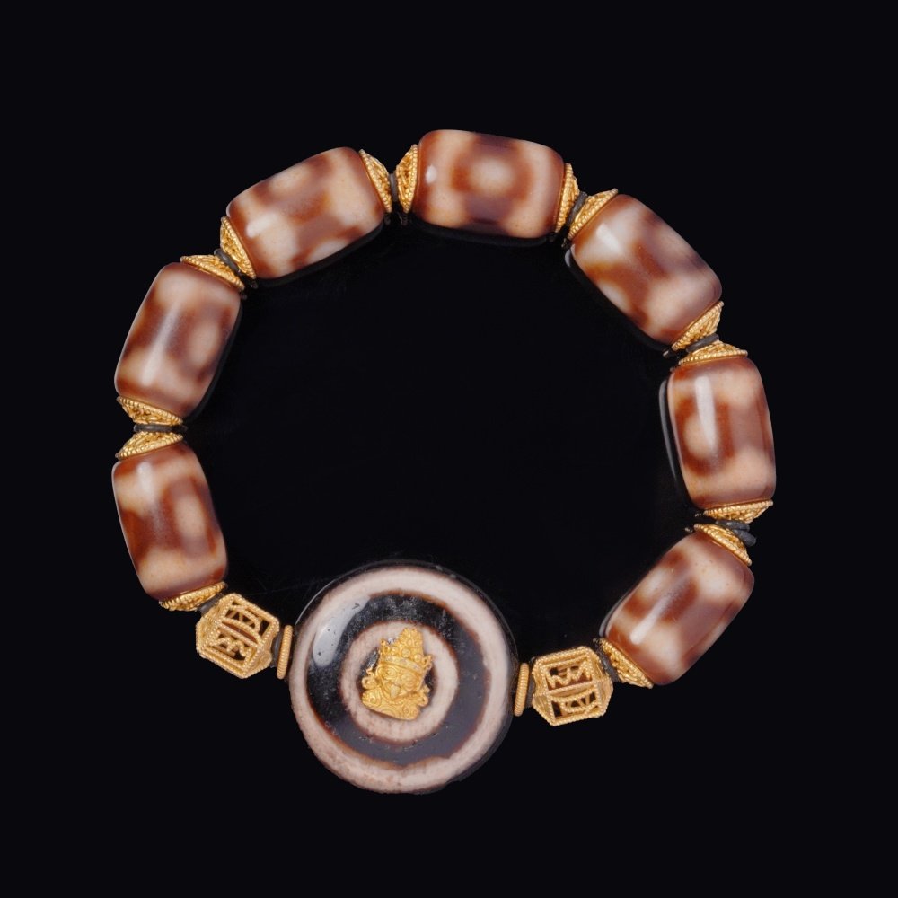 Sacred Agate Totem Bracelet – Golden Deity Seal & Tibetan Protection
