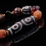 Tibetan Dzi Bead & Agate Skull Bracelet – Protection, Power & Spiritual Clarity
