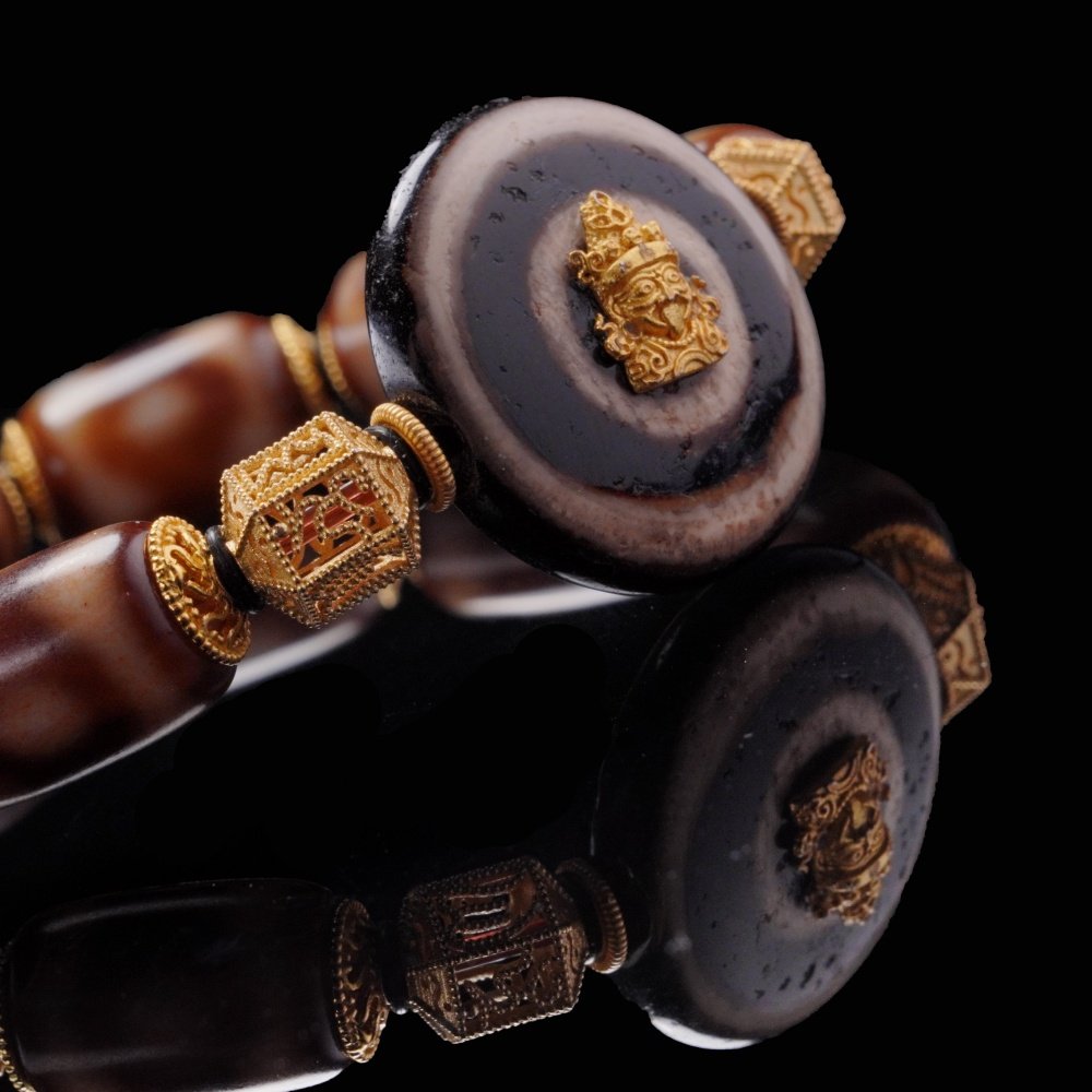 Sacred Agate Totem Bracelet – Golden Deity Seal & Tibetan Protection