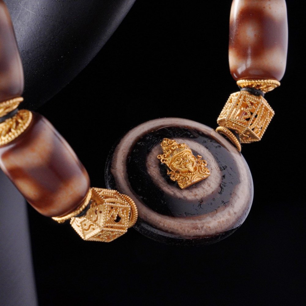 Sacred Agate Totem Bracelet – Golden Deity Seal & Tibetan Protection