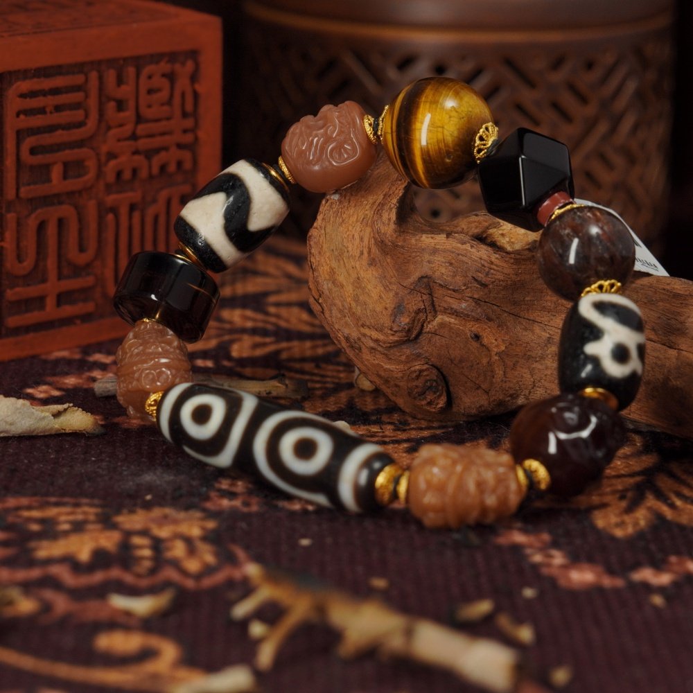 Tibetan Dzi Bead & Agate Skull Bracelet – Protection, Power & Spiritual Clarity