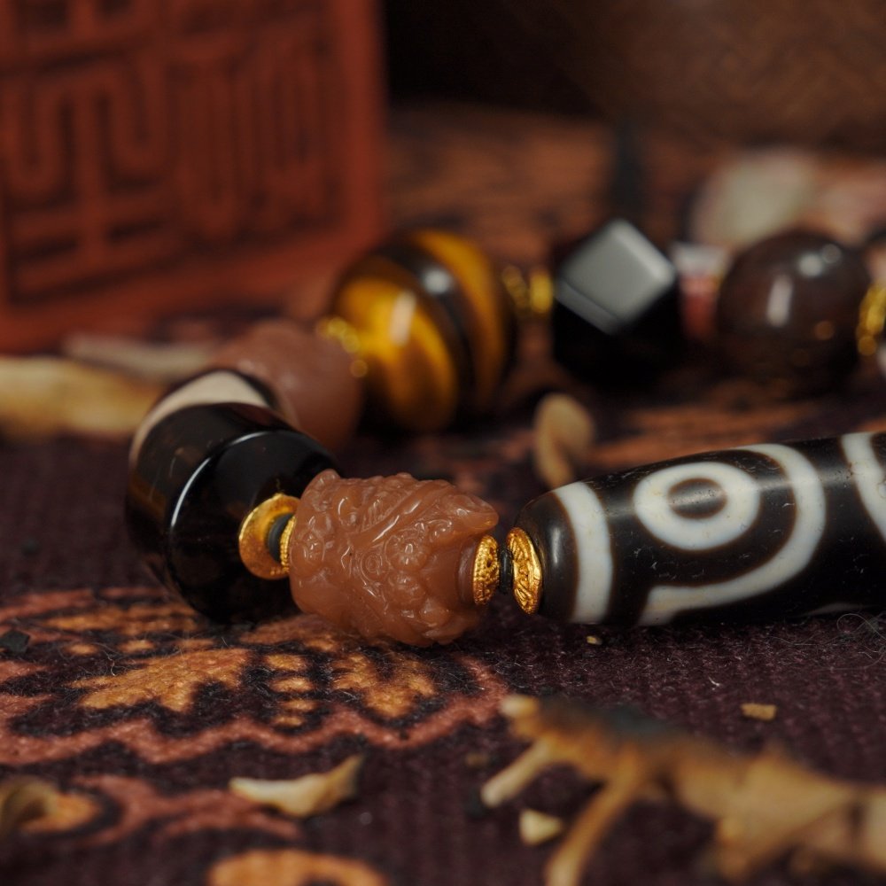 Tibetan Dzi Bead & Agate Skull Bracelet – Protection, Power & Spiritual Clarity