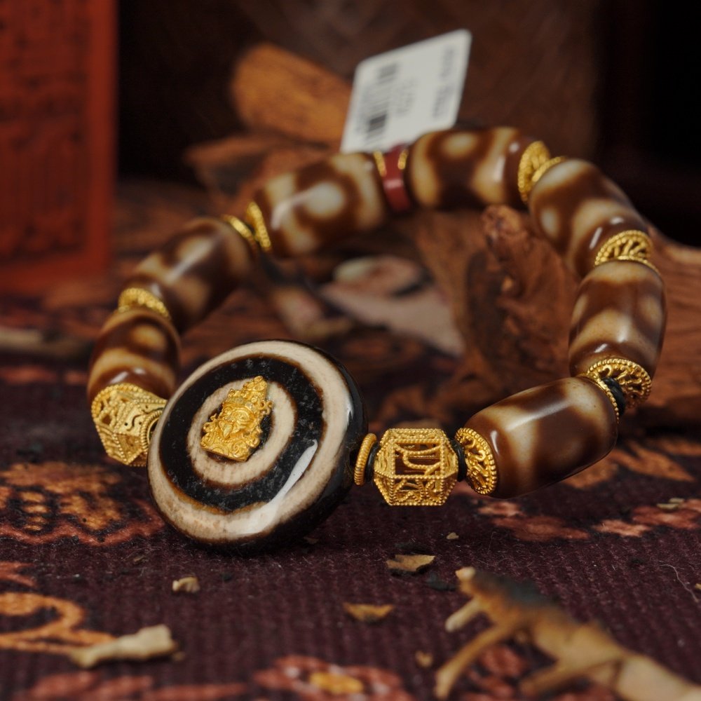 Sacred Agate Totem Bracelet – Golden Deity Seal & Tibetan Protection