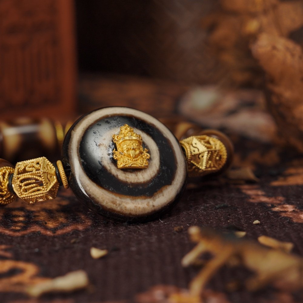 Sacred Agate Totem Bracelet – Golden Deity Seal & Tibetan Protection